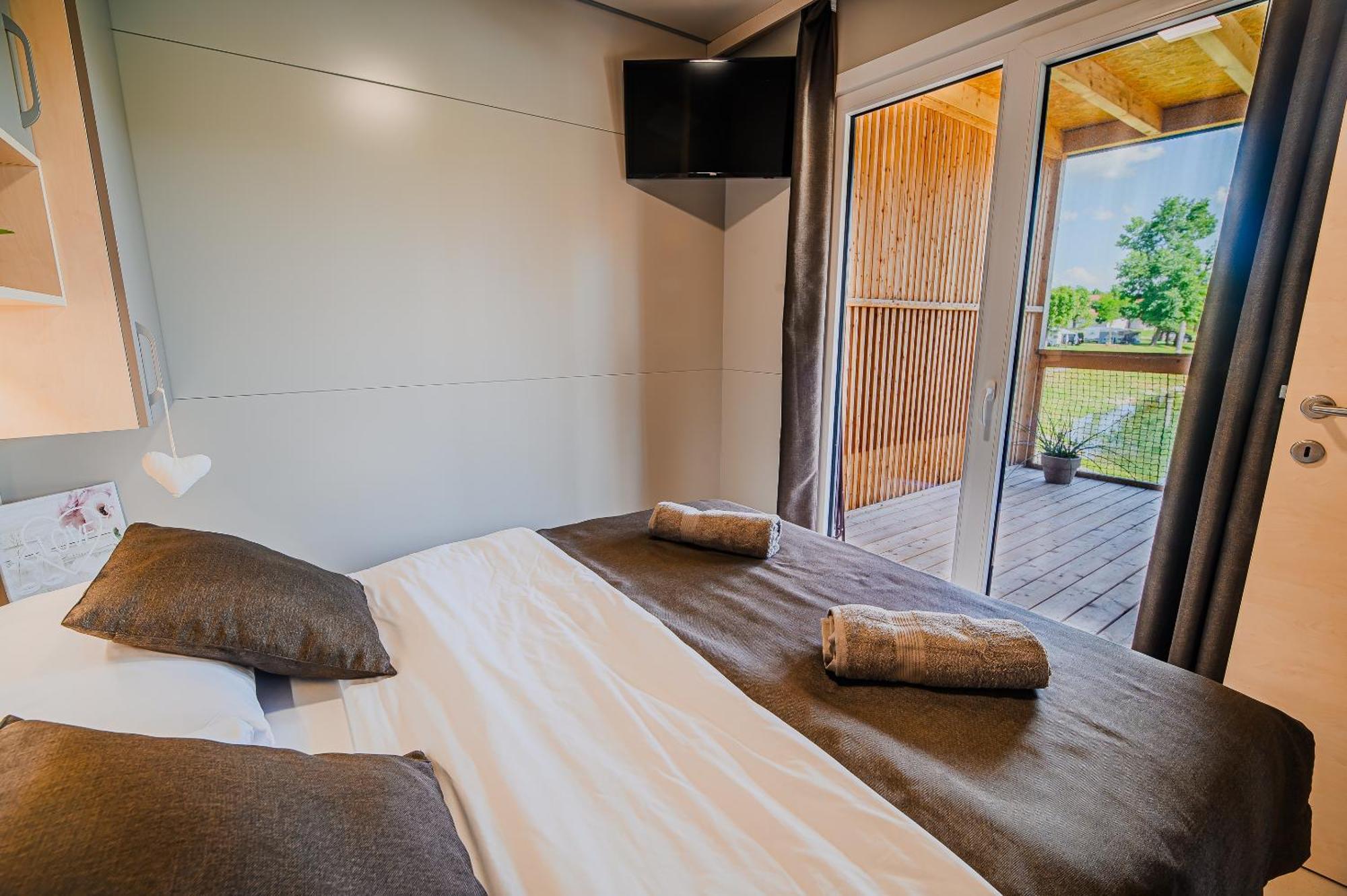 Deluxe Lake View Mobile Homes With Thermal Riviera Tickets Catez ob Savi Eksteriør bilde
